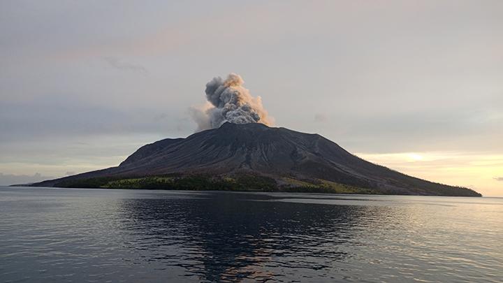 Gunung Ruang Erupsi