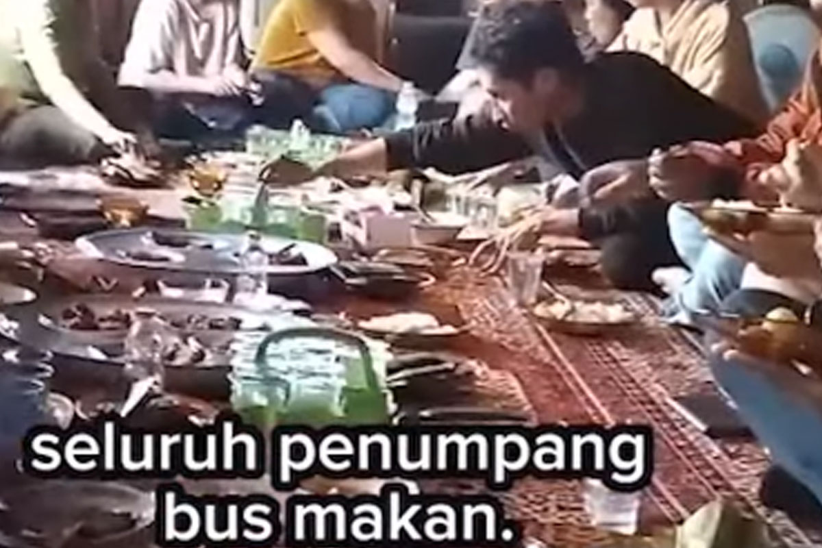 Supir bus ajak penumpang makan