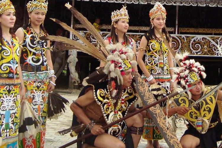 Suku Dayak di Kalimantan