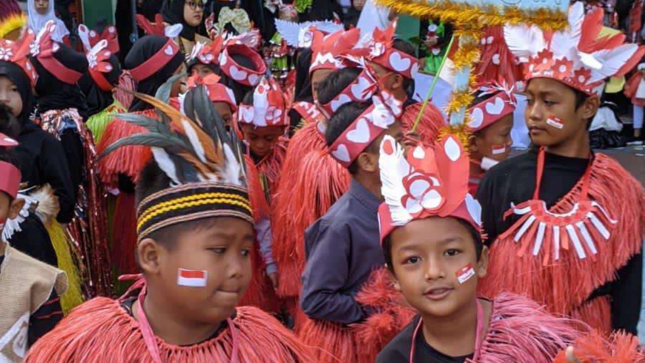 Di Balik Topeng Karnaval: Kisah dan Makna