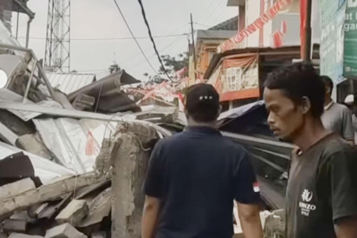 Rumah tiga lantai di Bandung roboh