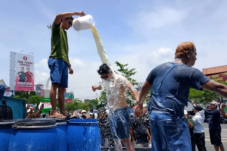 Aksi Buang Susu Massal