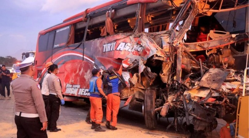 Bus SMP tabrak truk di Tol Malang