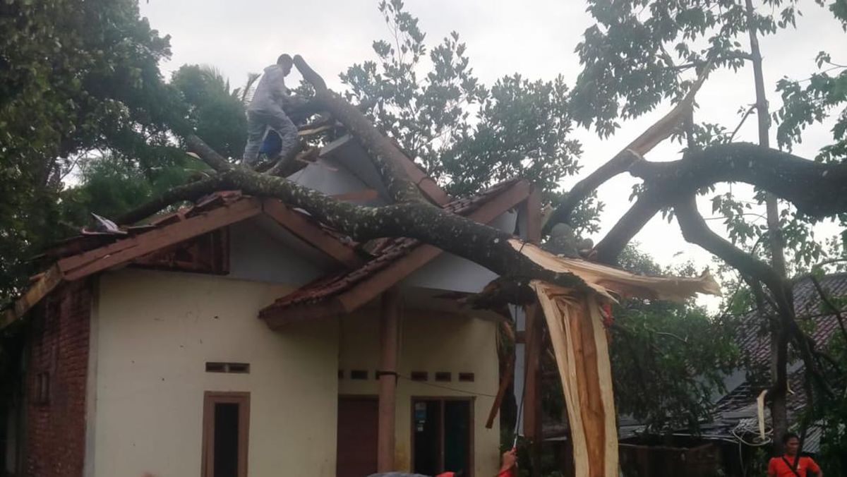 Angin Puting Beliung di Tasikmalaya