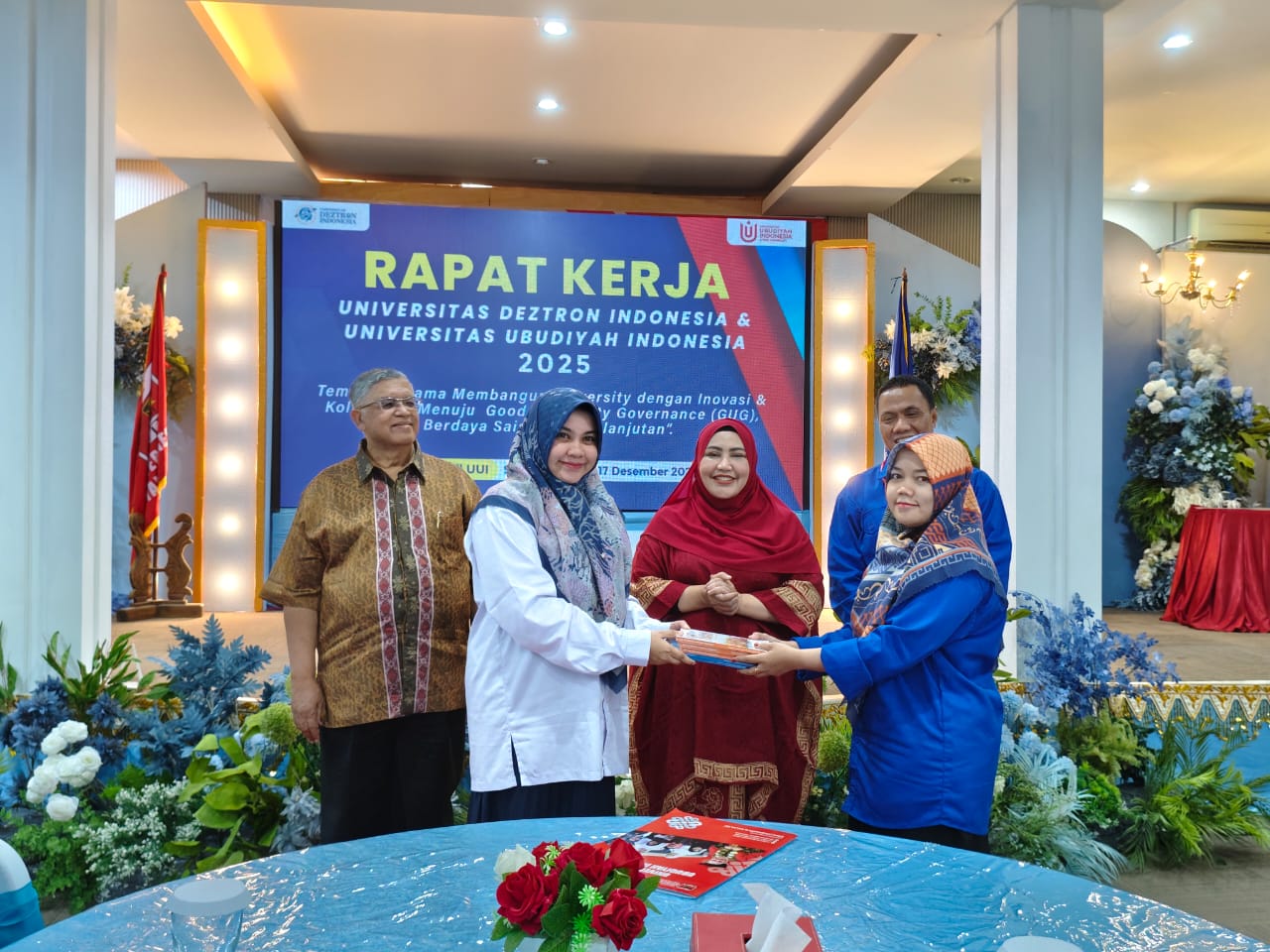 Halimatussakdiyah Lubis, S.Tr.Keb., M.K.M Seorang Dosen Dan Penulis Sumbangkan Buku Untuk Tingkatkan Literasi Mahasiswa Universitas Ubudiyah Indonesia