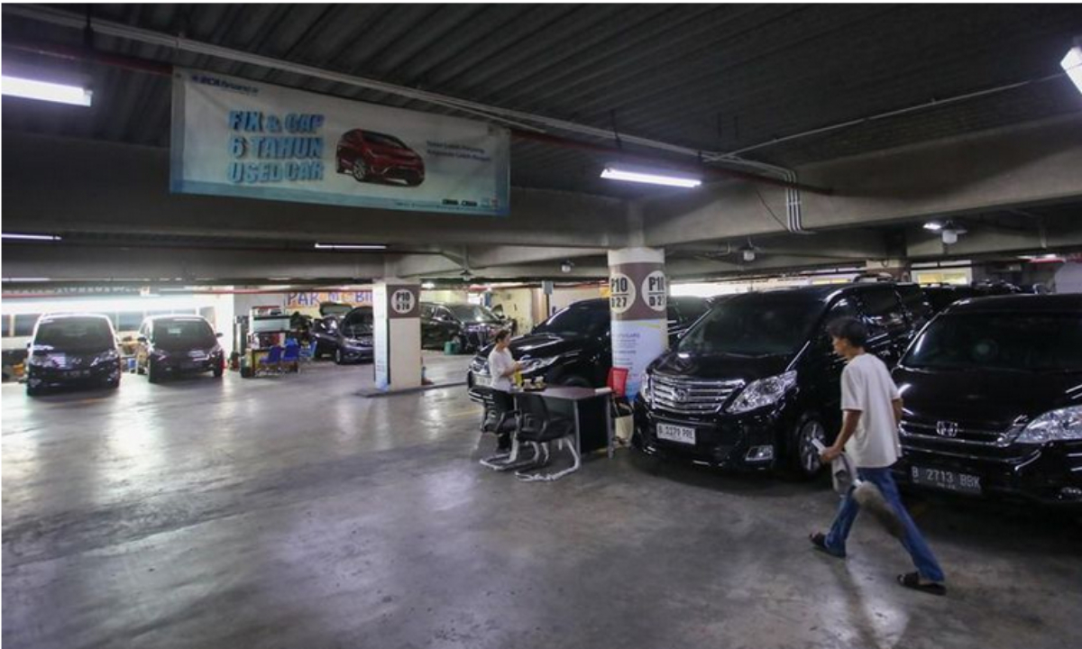 Suasana penjualan mobil bekas yang ditawarkan di ruang pamer Bursa Mobil WTC Mangga Dua (CNBCIndonesia)